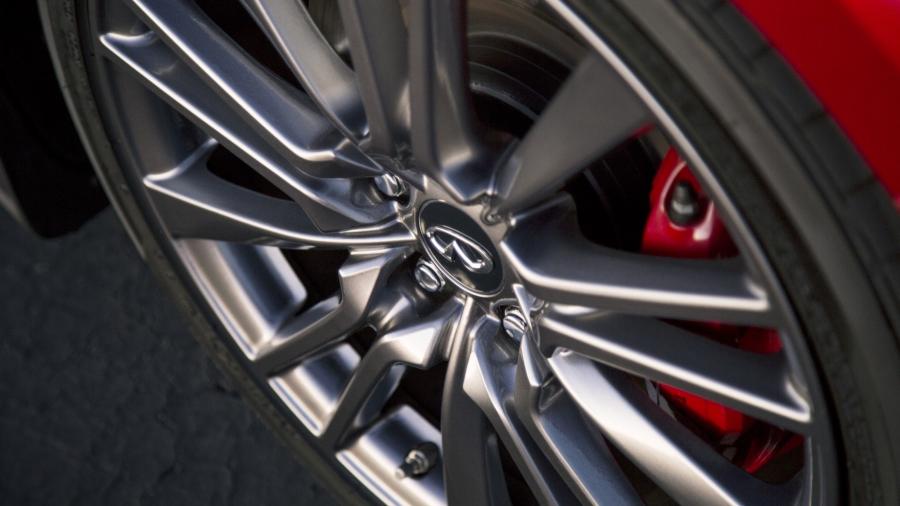 Колеса Infiniti Q60 Red Sport 400 AWD 2016 года  (фото 35 из 42)